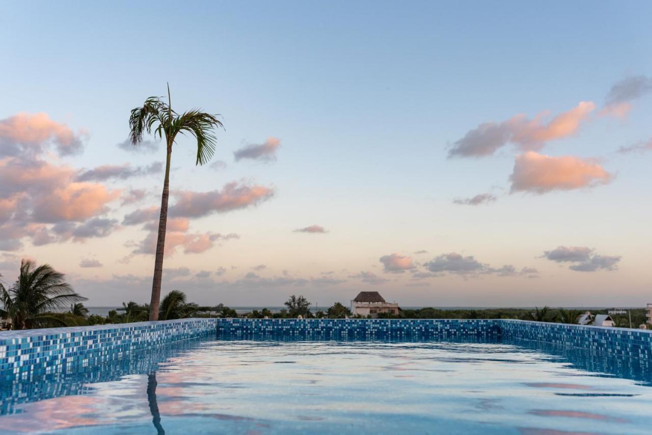 Hotel Mayari Holbox Exteriör bild Infinity pool at the Grand Palladium Hotel, Playa del Carmen, Mexico