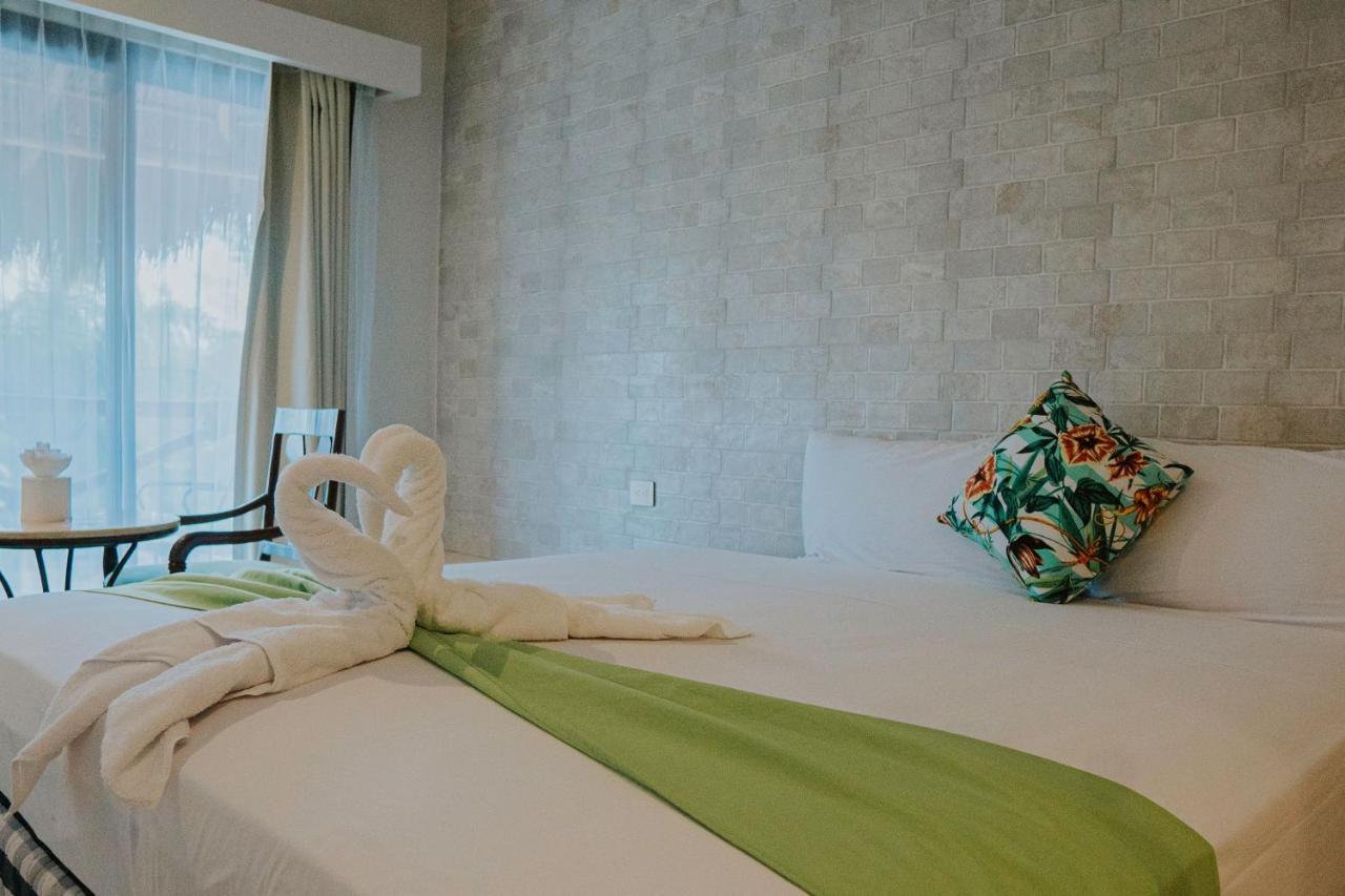 Hotel Mayari Holbox Exteriör bild A bed with a towel animal