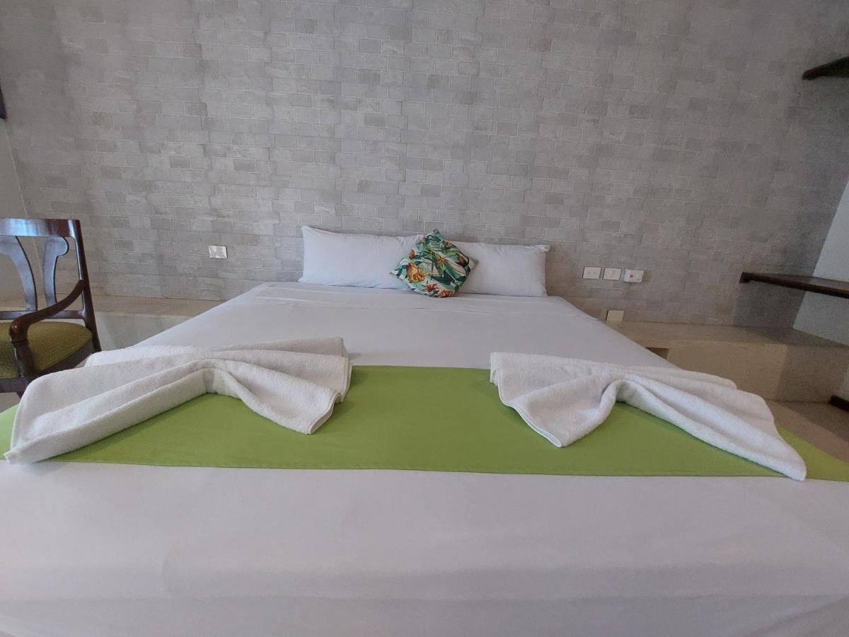 Hotel Mayari Holbox Exteriör bild A bed with a duvet cover