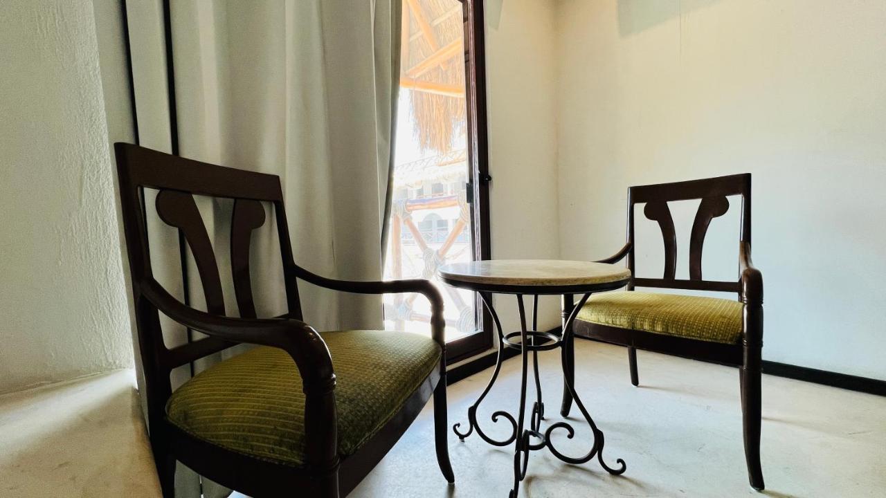 Hotel Mayari Holbox Exteriör bild A table and two chairs