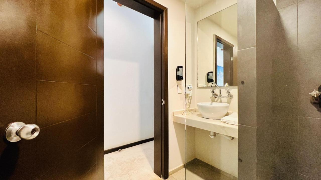 Hotel Mayari Holbox Exteriör bild Bathroom of a hotel room