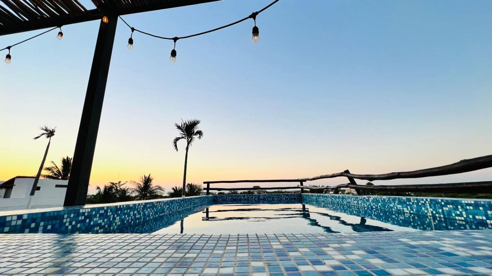 Hotel Mayari Holbox Exteriör bild Rooftop pool at the hotel