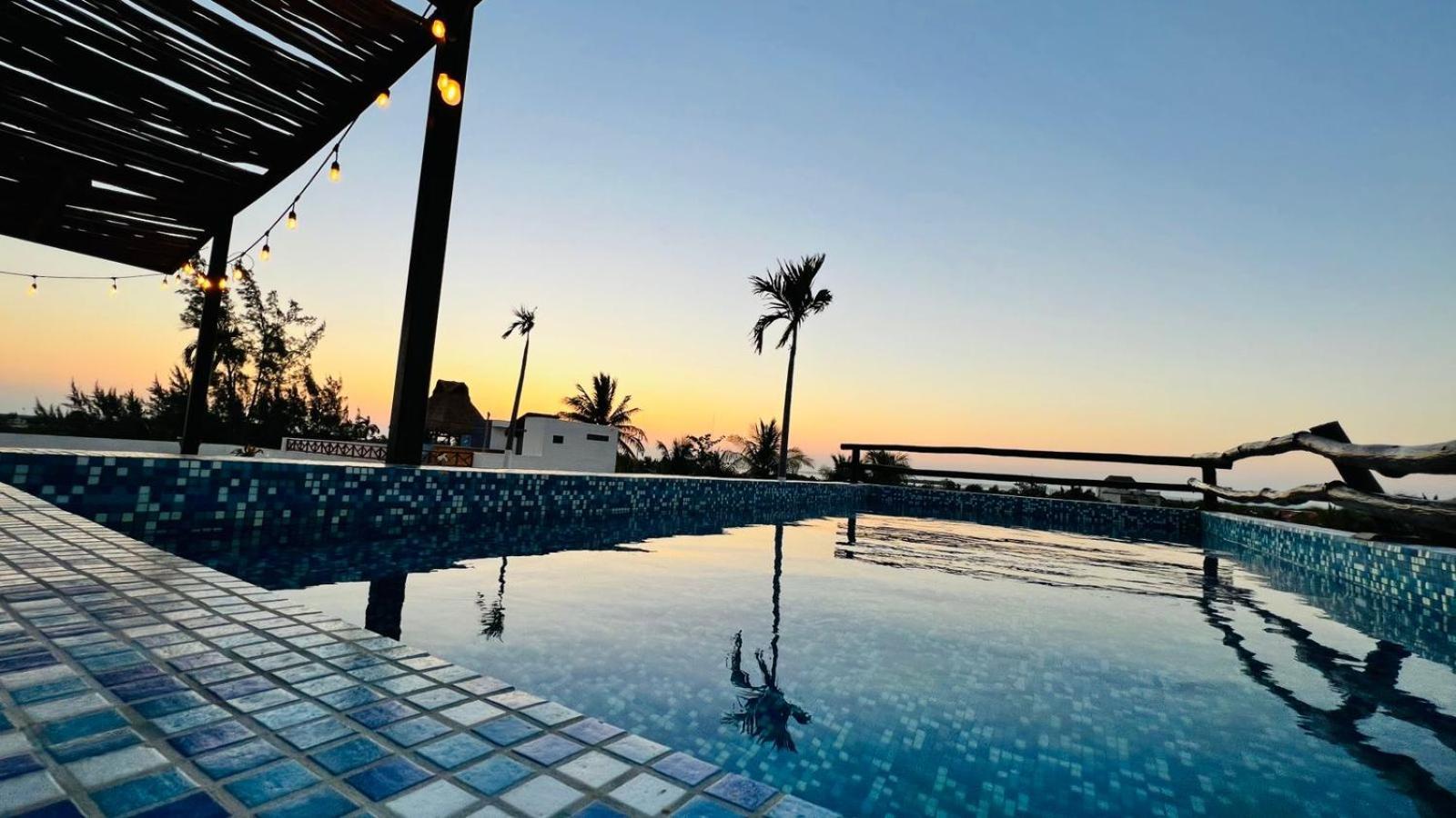 Hotel Mayari Holbox Exteriör bild Sunset at the pool